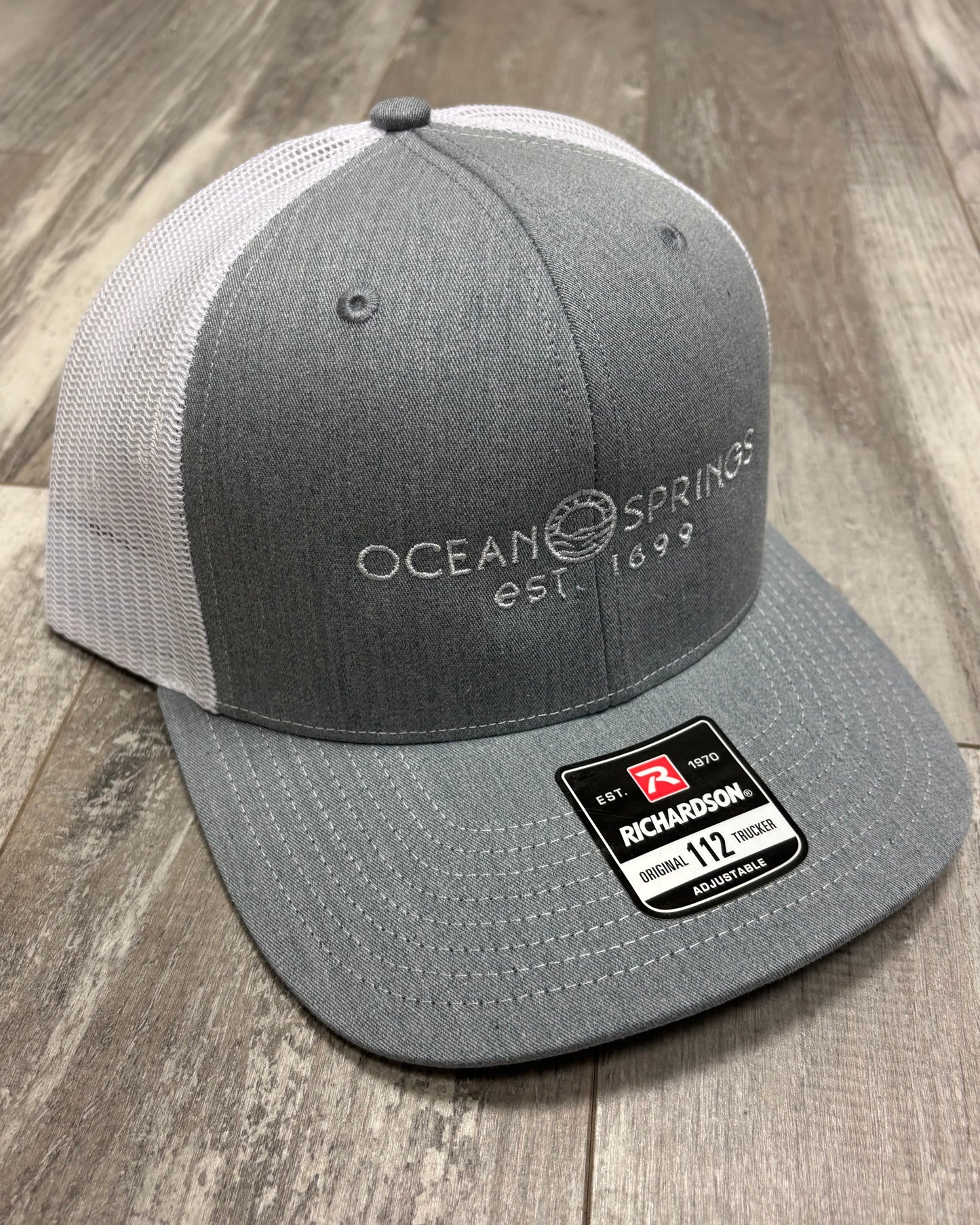 Ocean Springs trucker hat - Grey/White